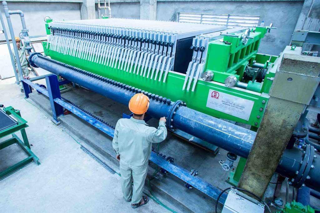 Industrial filtration and processing system used in the manufacturing of high-purity sodium hydroxide