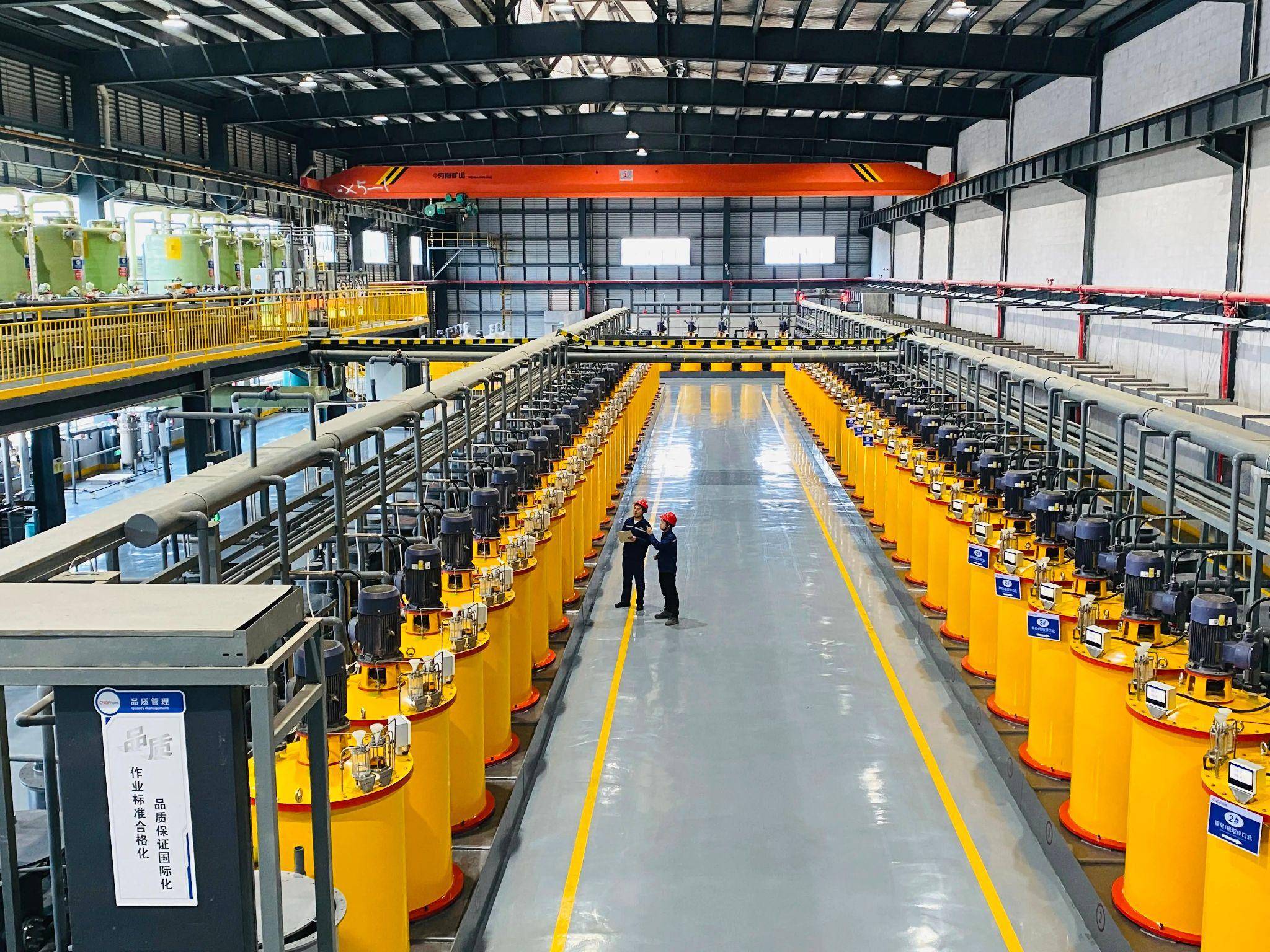 Industrial caustic soda in gold processing plant using leaching tanks for mineral extraction