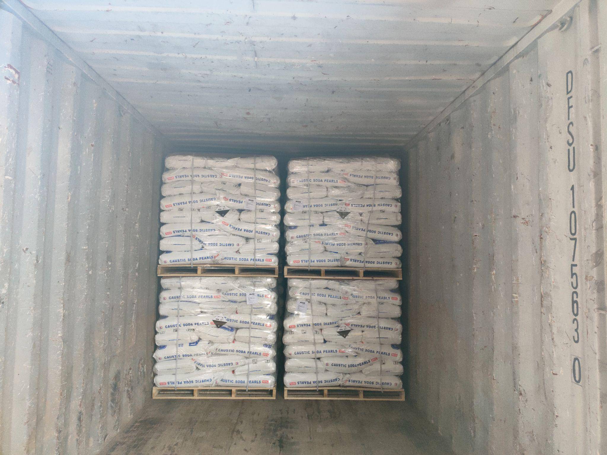 Caustic soda for cleaning loaded in containers