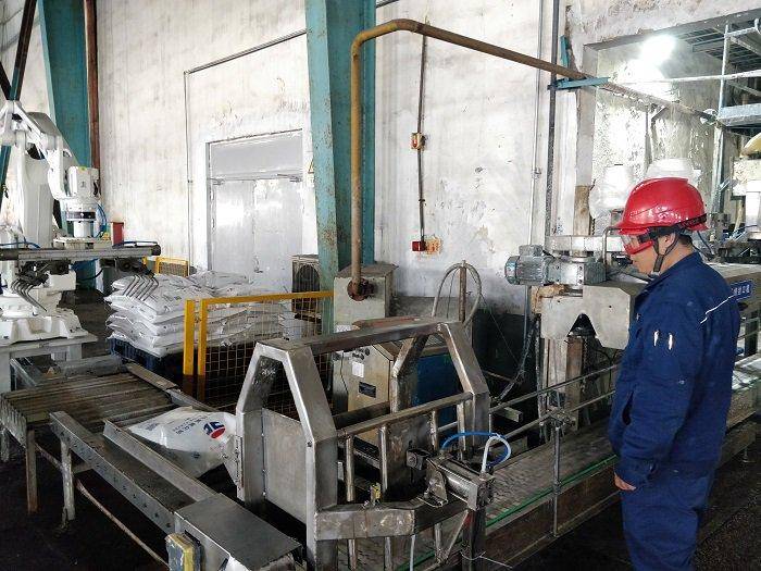 Workers safely handling caustic soda pearls demonstrating benefits of caustic soda pearls handling