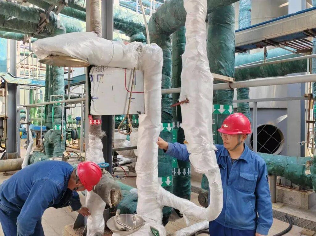 Sodium Hydroxide Solution vs Solid: What Bulk Users Need to Know (2026 Update) 6 Modern chemical plant handling sodium hydroxide (caustic soda) with controlled industrial processing systems